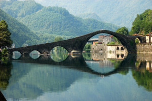 Il-Famoso-Ponte-del-Diavolo-Fiume-Serchio-Lucca-a21756847